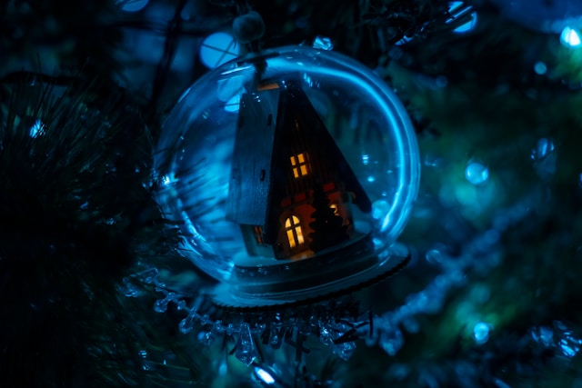 Image d'une maison sombre dans une boule de noël